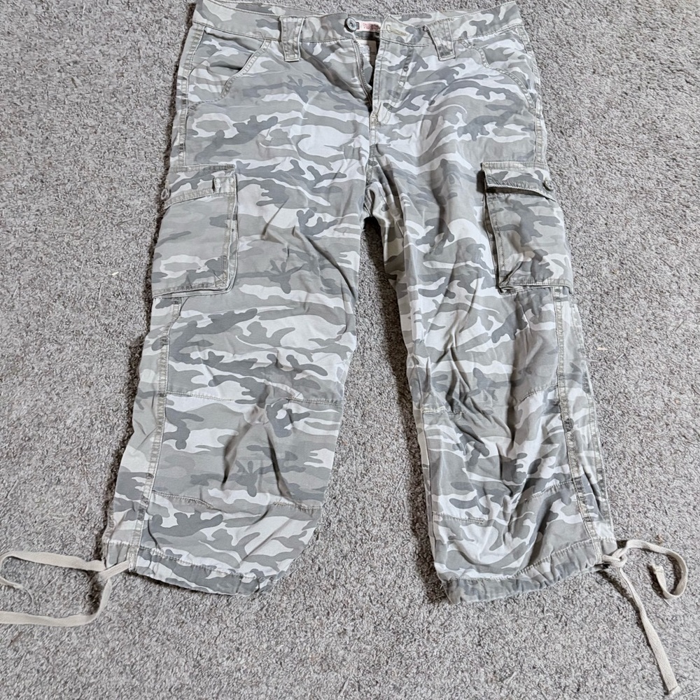 Faded Glory Gray Camouflage Capris